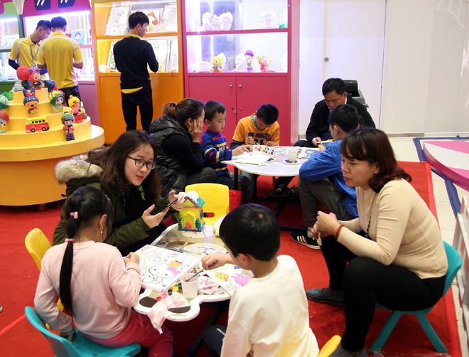 Mưa cả ngày, người Hà Nội đổ về các TTTM mua sắm và vui chơi ngày đầu nghỉ lễ Tết Dương lịch